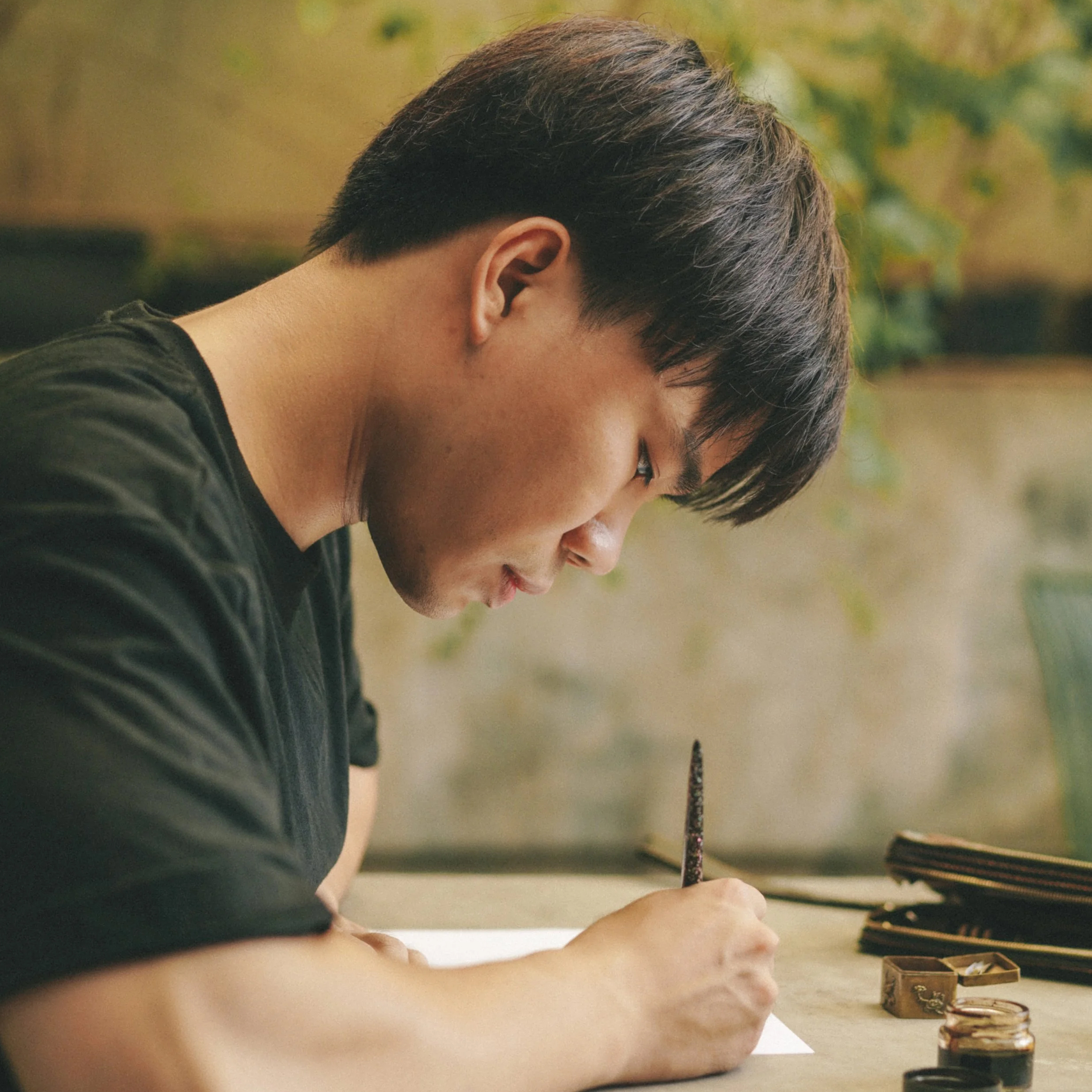 Dao Huy Hoang's gilding studio and tools